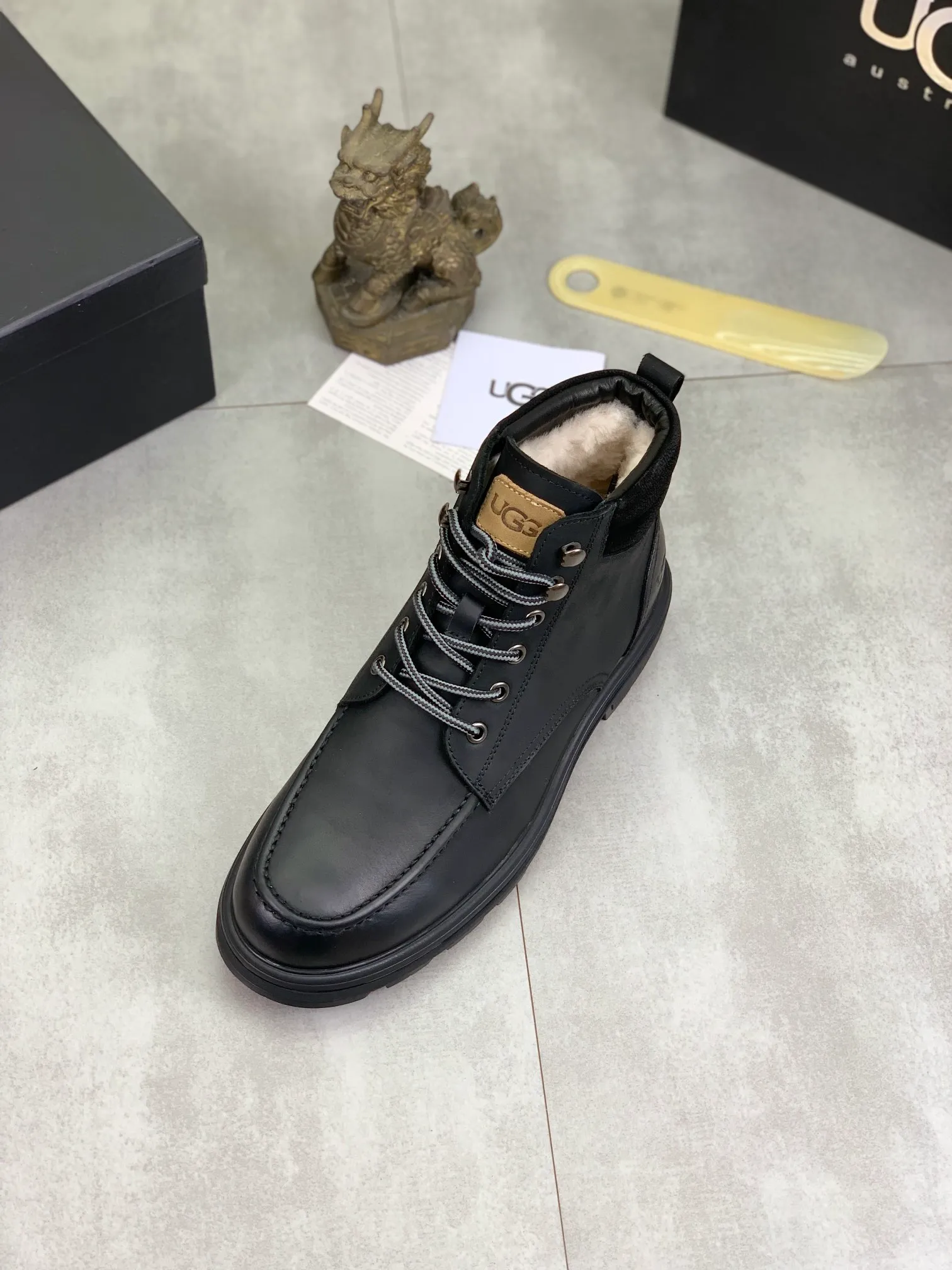 Factory price P640 💶[UGG] (full wool lining) Top-end high-quality fur integrated warm snow boots from Australia's warm luxury men's shoes brand, UGG-5877 official website synchronized, made of imported cowhide, carefully sewn...Imported rubber outsole (comfortable, soft, wear-resistant) The quality is really great...Exquisite workmanship, you can't put it down at first sight, code number: 39-44 Color: 3️⃣colors available